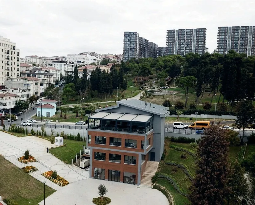 Soğuksu Restoran — Tesisin çevresiyle birlikte görünümü